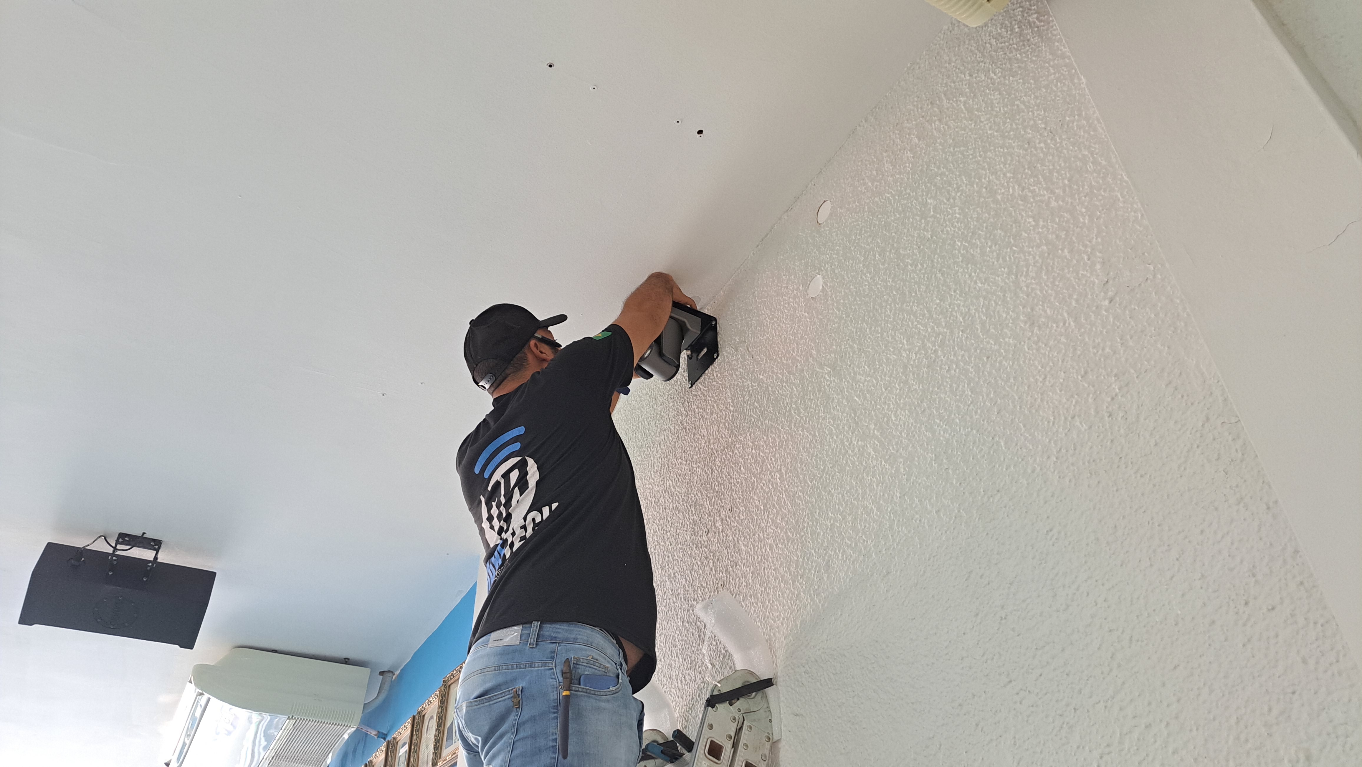 A Câmara Municipal inova ao modernizar e substituir os equipamentos de sonorização e transmissão das sessões plenárias.