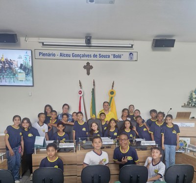 Alunos do 6º ano integral da Escola Estadual Ana Chaves realizam visita à Câmara Municipal de Campina Verde!