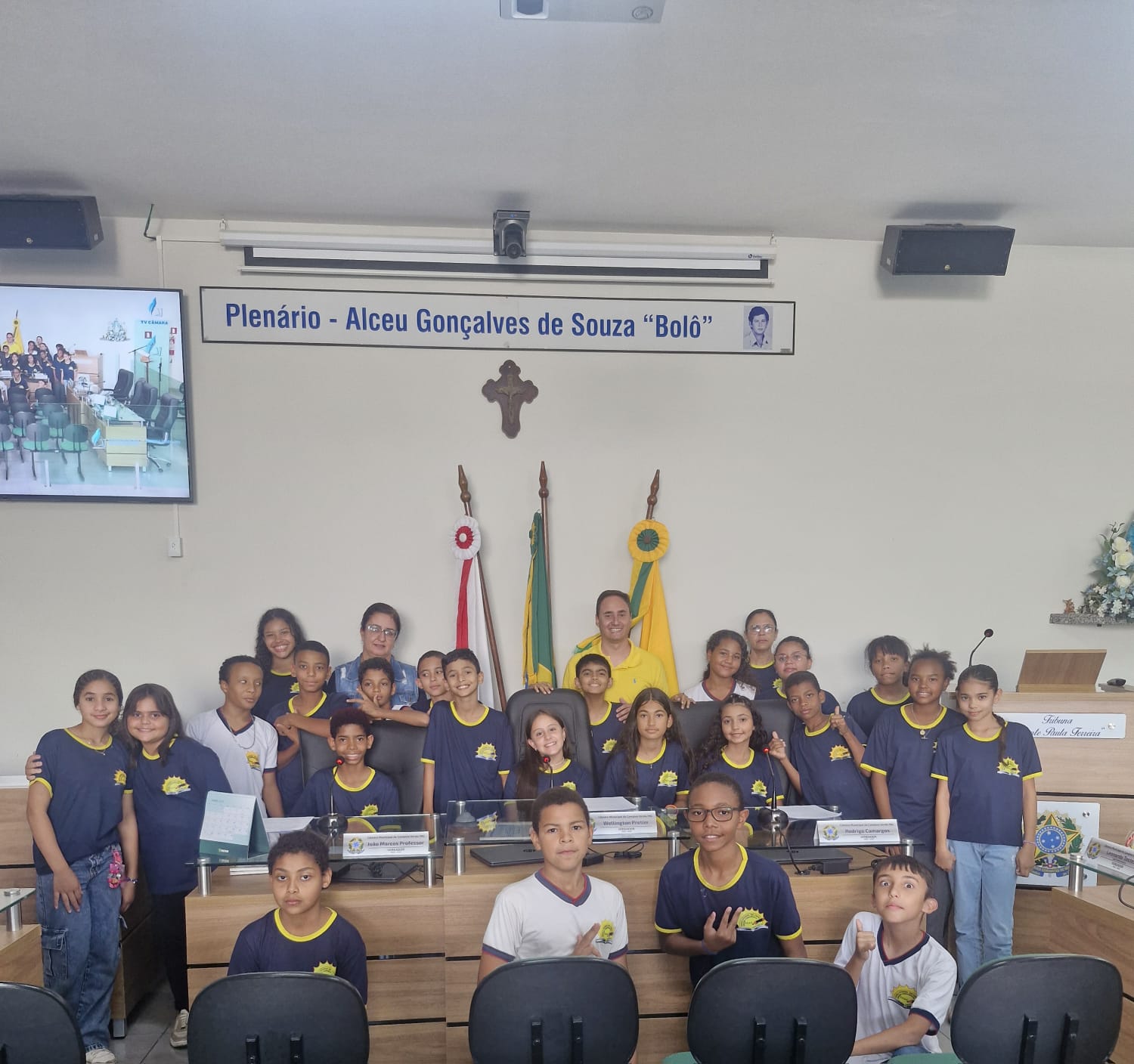 Alunos do 6º ano integral da Escola Estadual Ana Chaves realizam visita à Câmara Municipal de Campina Verde!