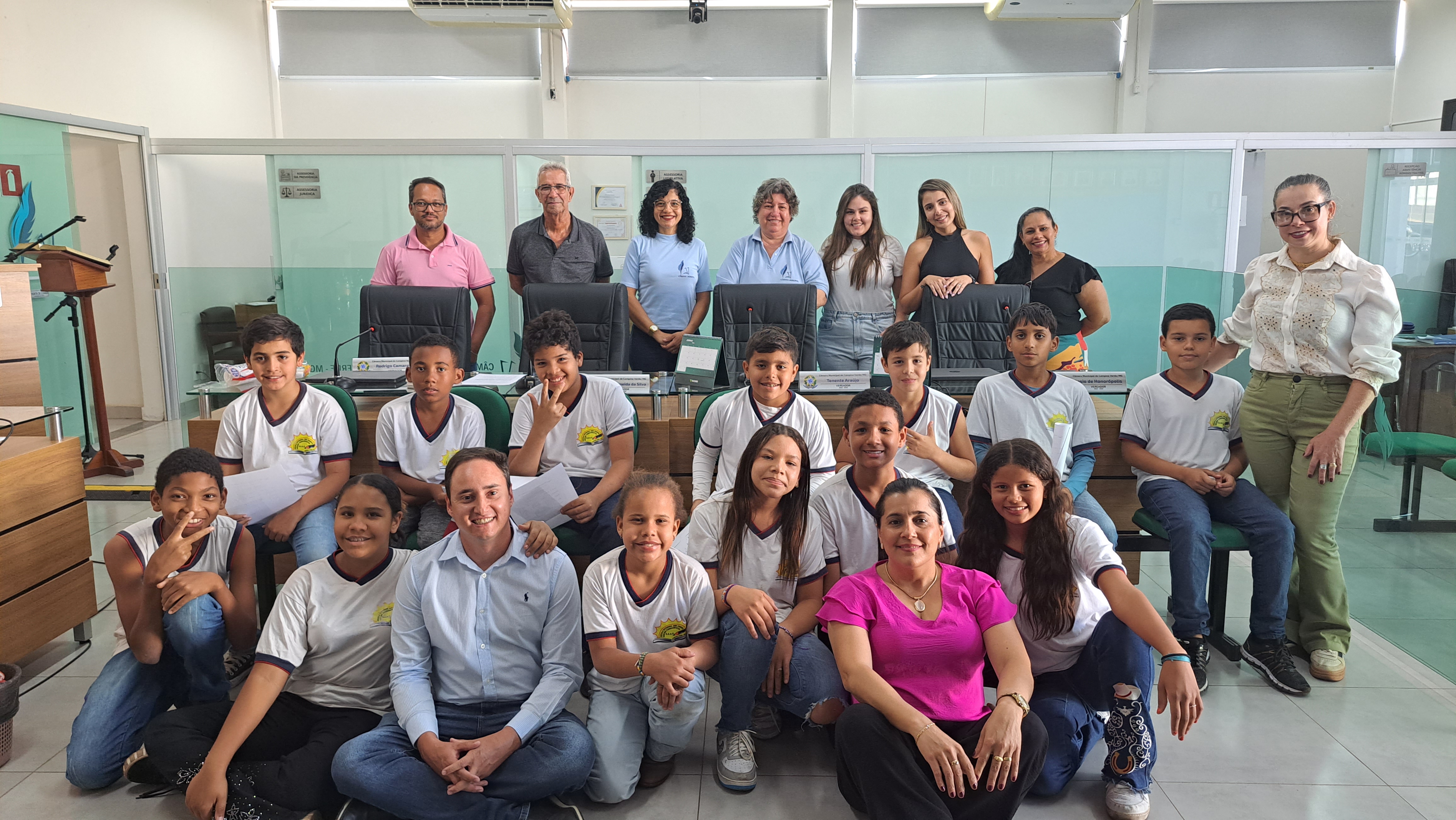 Alunos do 6º ano integral da Escola Estadual Ana Chaves realizam visita na Câmara Municipal de Campina Verde