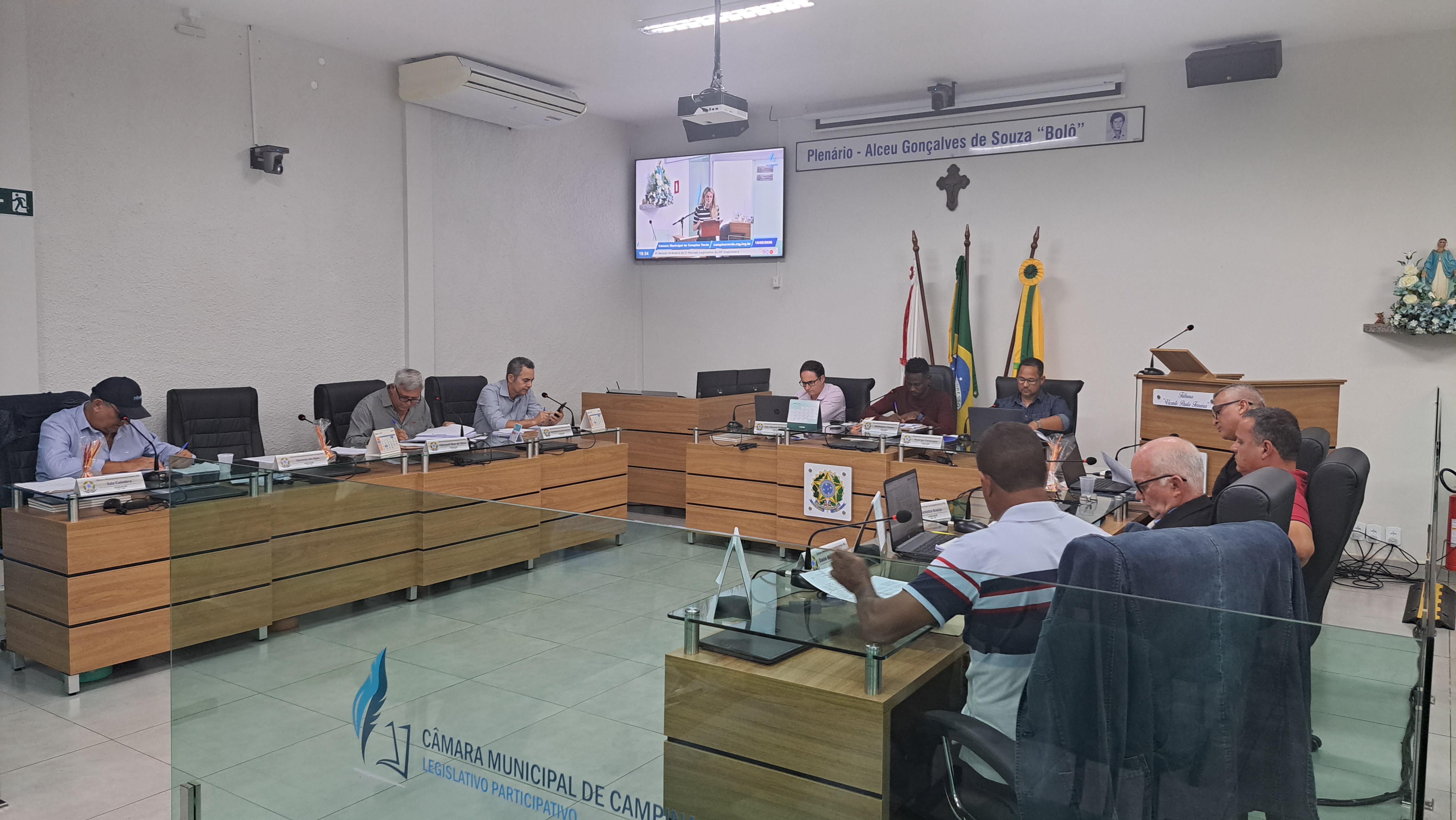 Câmara Municipal de Campina Verde realizou a 8ª reunião ordinária com aprovação de projetos e homenagens importantes