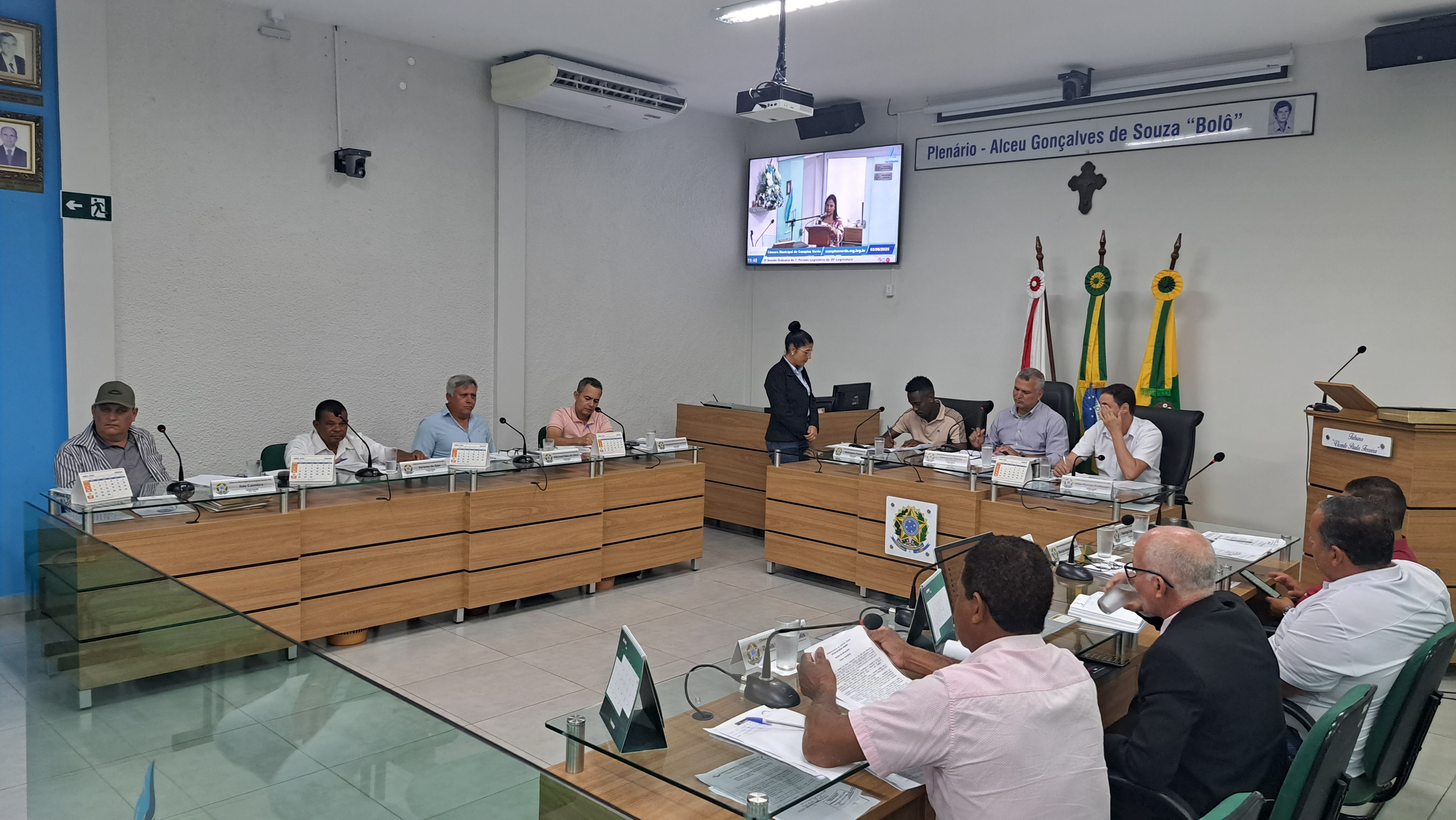 Câmara Municipal realiza 9ª Reunião Ordinária com homenagens e aprovação de projetos importantes