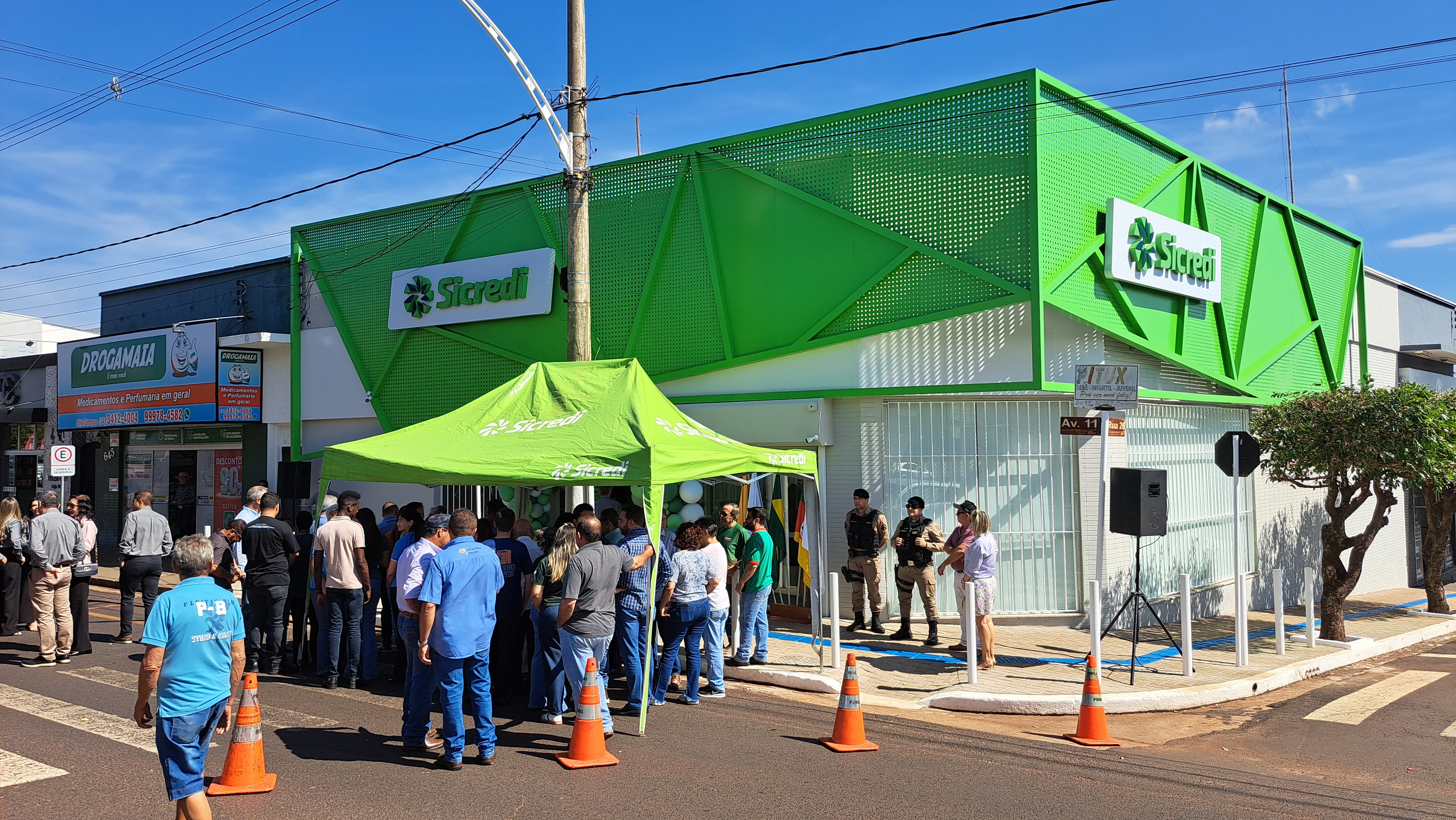 Vereadores marcam presença na inauguração da agência da Sicredi Ibiraiaras em Campina Verde