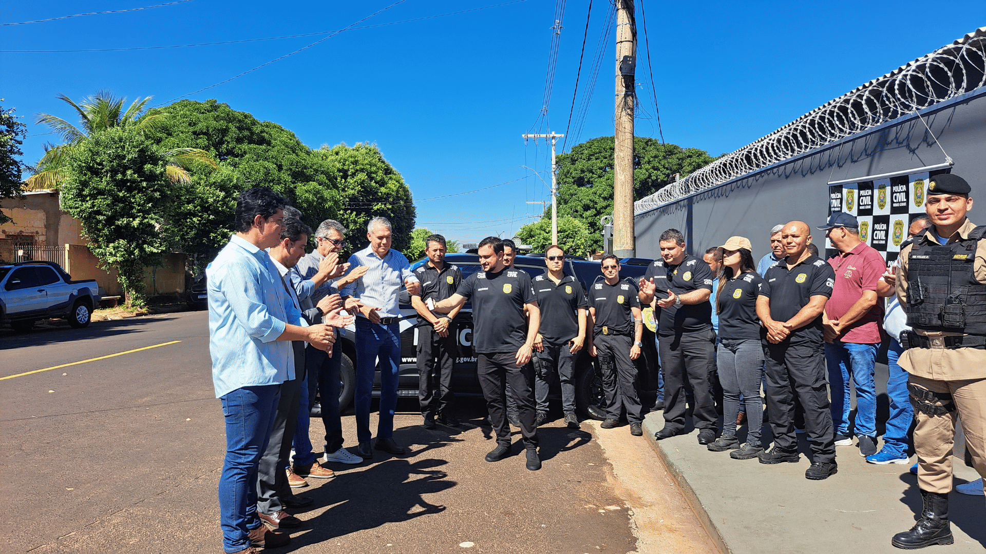 Vereadores participam da entrega da nova viatura para a Polícia Civil de Campina Verde